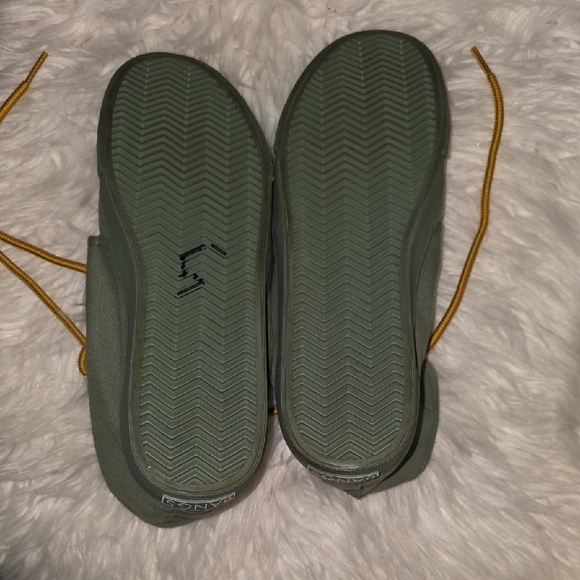 Stylish Green High-Top Sneakers with Patch - Picture 4 of 6